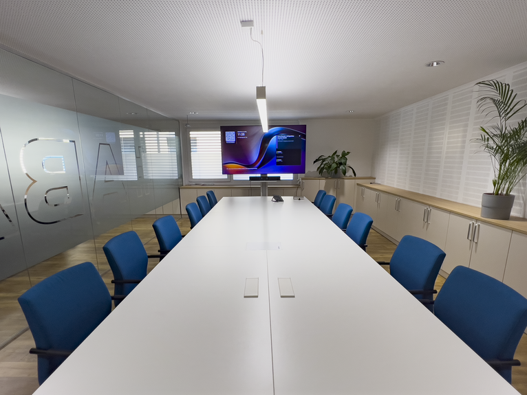 Besprechungsraum mit Videokonferenztechnik in B&uuml;rofl&auml;che in K&auml;rnten