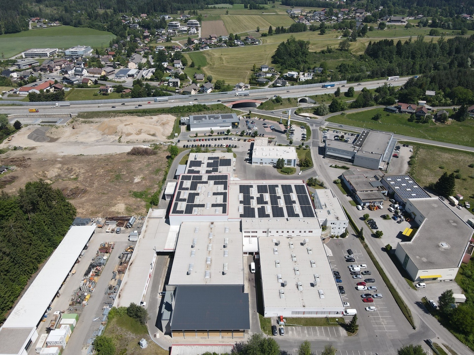 gewerbeimmobilien-gewerbstandort-kaernten-luftaufnahme-hallen image Gewerbeimmobilien und Gewerbestandort in Kärnten mit Hallenflächen von Kruschitz Immobilien