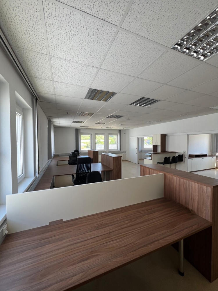 B&uuml;rofl&auml;che und B&uuml;ro Innenansicht im Gewerbepark Wernberg Villach