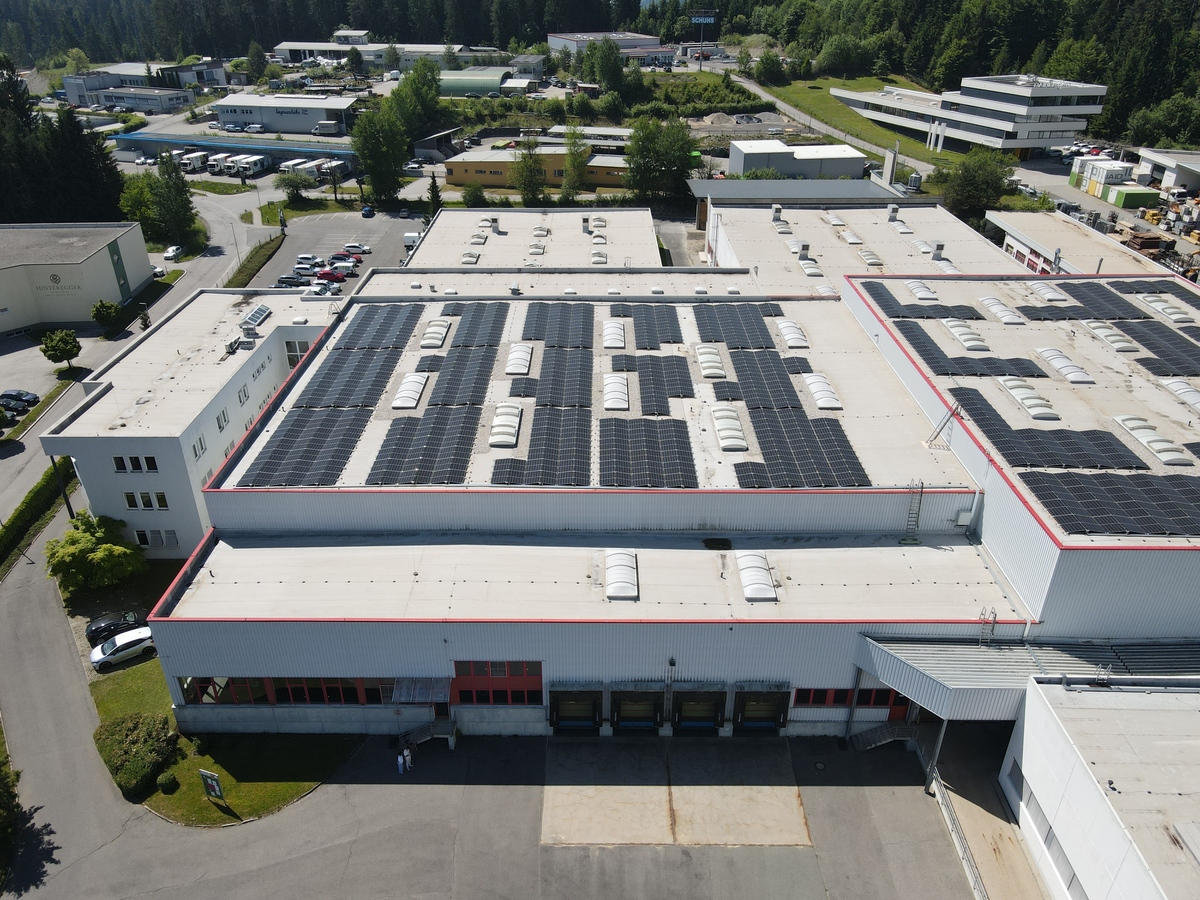Hallen mit Verladerampen und Photovoltaik im Gewerbepark Wernberg Villach