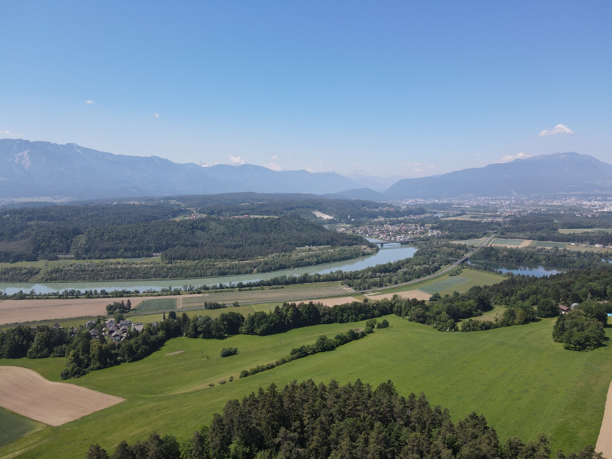 gruene-vision-natur-landschaft-kaernten-drau-fluss-nachhaltigkeit image Nachhaltige Gewerbeimmobilien in Kärnten mit Natur, Drau und Landschaft als Symbol für die grüne Vision von Kruschitz Immobilien