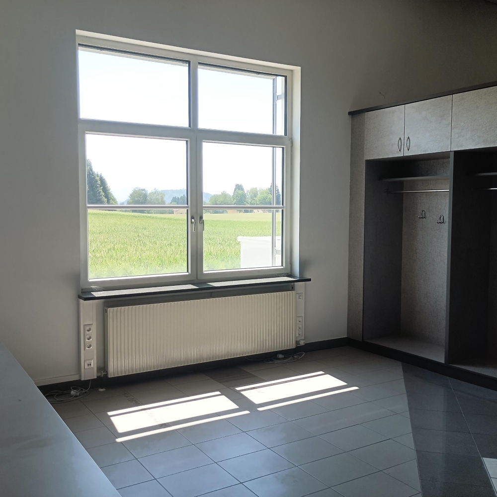Heller B&uuml;roraum mit gro&szlig;em Fenster und Blick ins Gr&uuml;ne im Gewerbepark V&ouml;lkermarkt