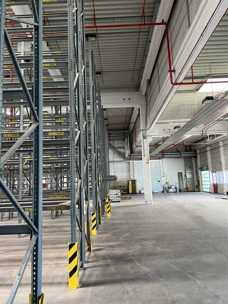 lagerhalle-hochregallager-produktionshalle-mieten-innenansicht image Lagerhalle mit Hochregallager in Kärnten mieten – Produktionshalle und Gewerbefläche für Betriebe
