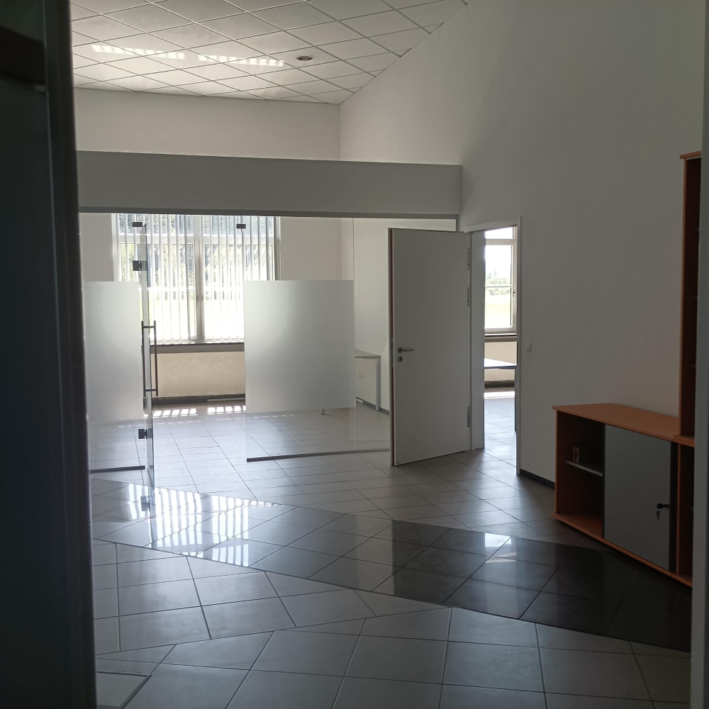 Moderne B&uuml;rofl&auml;che mit Glasabtrennungen und viel Tageslicht im Gewerbepark V&ouml;lkermarkt