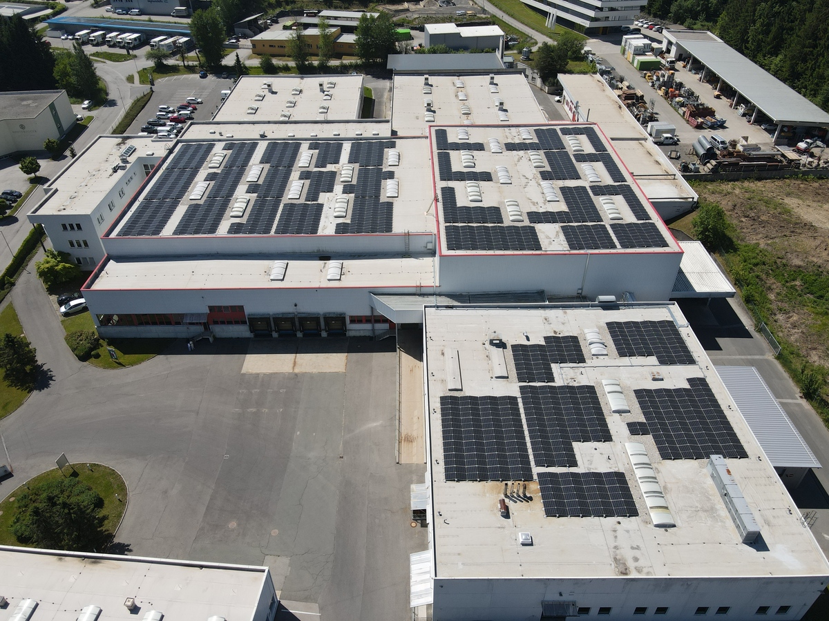 photovoltaikanlage-dach-gewerbeimmobilien-luftaufnahme-gruene-energie image Photovoltaikanlage auf dem Dach einer Gewerbeimmobilie in Kärnten für nachhaltige Energie am Betriebsstandort