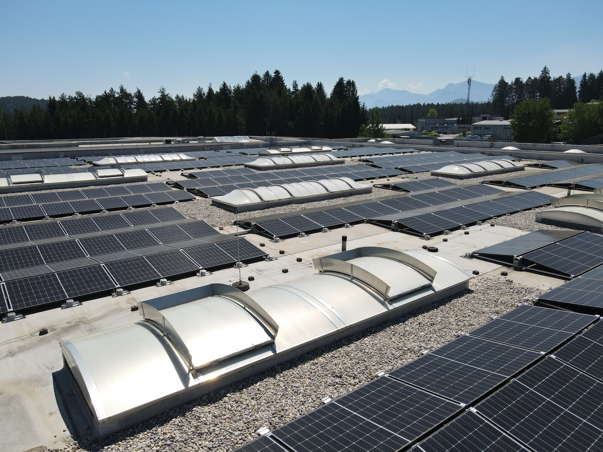 photovoltaikanlage-dach-gruene-energie-erneuerbare-energie-nachhaltigkeit image Photovoltaikanlage auf Gewerbedach für grüne Energie und erneuerbare Energie bei Kruschitz Immobilien
