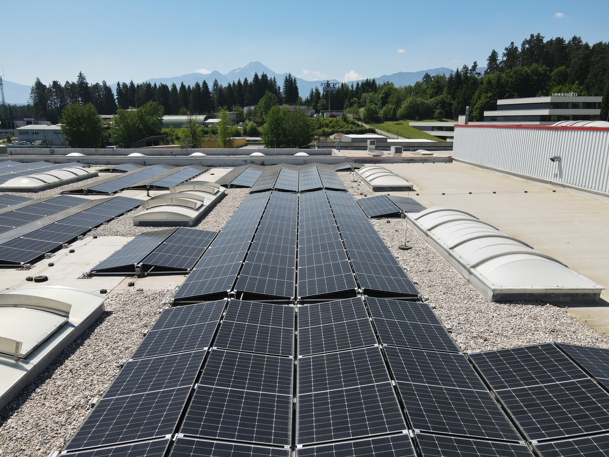 photovoltaikanlage-dach-sonnenenergie-gruene-energie-erneuerbare-energie image Sonnenenergie durch Photovoltaik auf Gewerbeimmobilien als Teil nachhaltiger Standortentwicklung in Kärnten