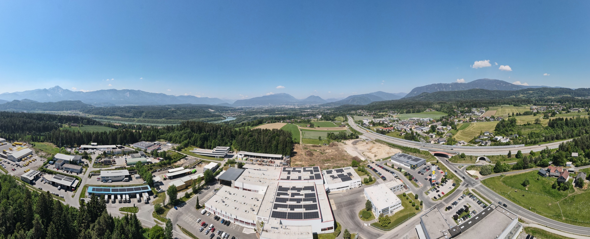 Gewerbepark Wernberg Villach mit A2 Autobahn und Karawanken in K&auml;rnten